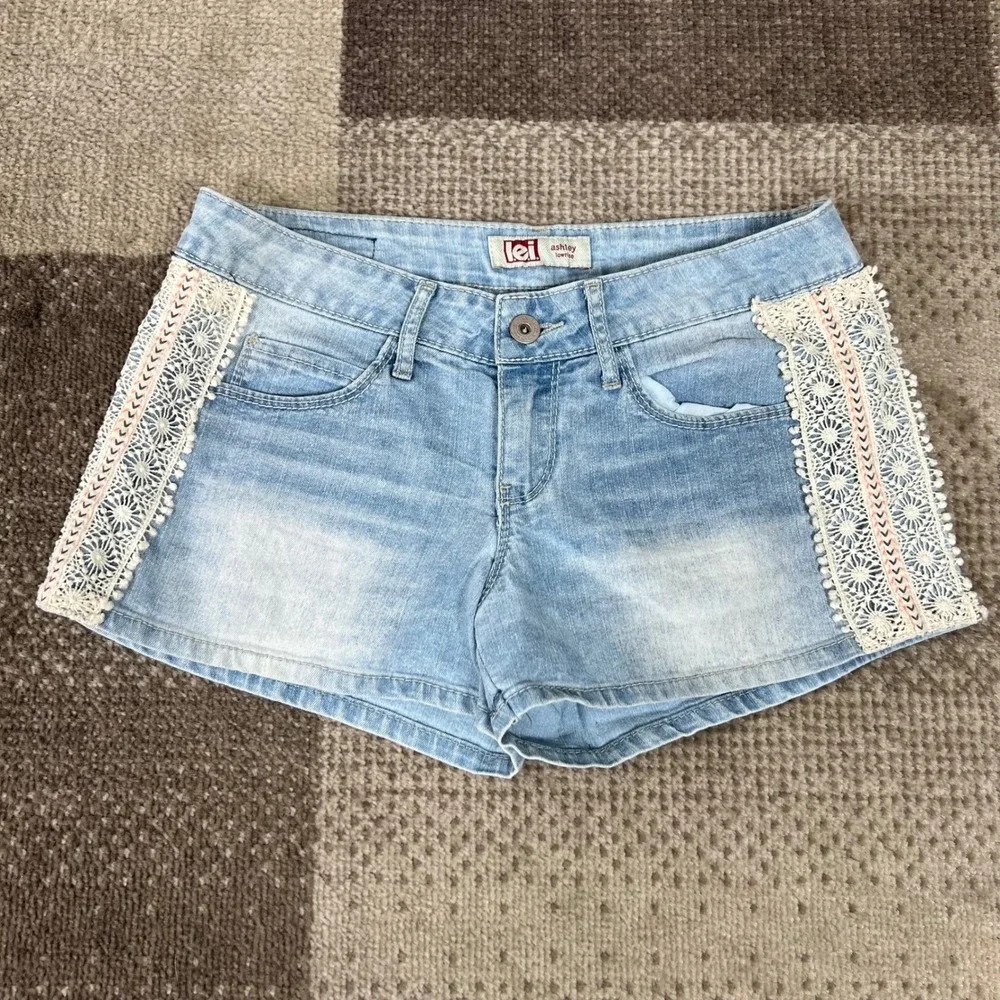Y2K LEI Ashley Low Rise Denim Micro Shorts Womens‎ Size 3 Lace Inset Blue 28W